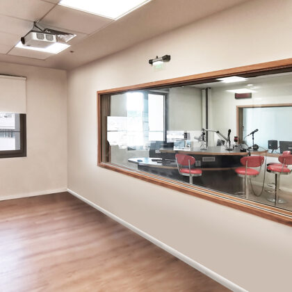 חדר רדיו וצפיה באולפן | קומה 5