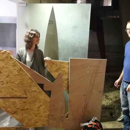 גת שריד וידידיה איש שלום בהקמת התערוכה בגלריה "פריסקופ"