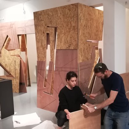 גת שריד וידידיה איש שלום מרכיבים שולחן בהקמת התערוכה בגלריה "פריסקופ"