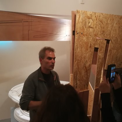 סיור בהדרכת אודי באירוע פתיחת התערוכה בגלריה "פריסקופ" לעיצוב עכשווי