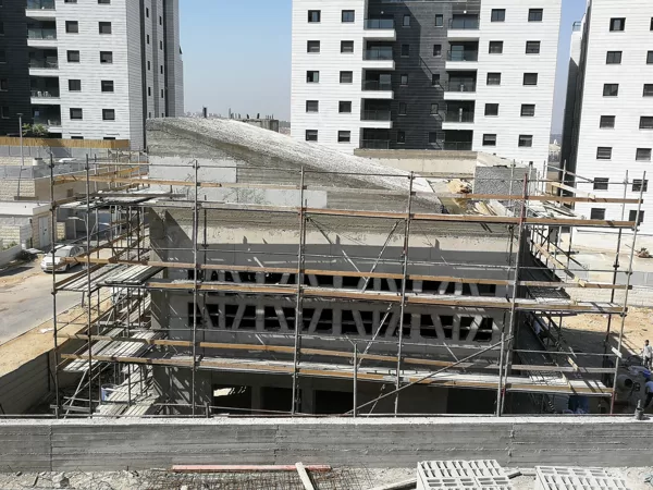 תיעוד תהליך בניית בית הכנסת