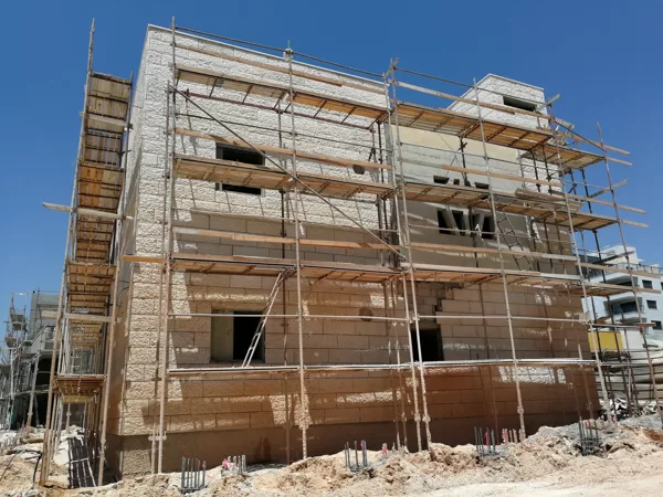 תיעוד תהליך בניית בית הכנסת