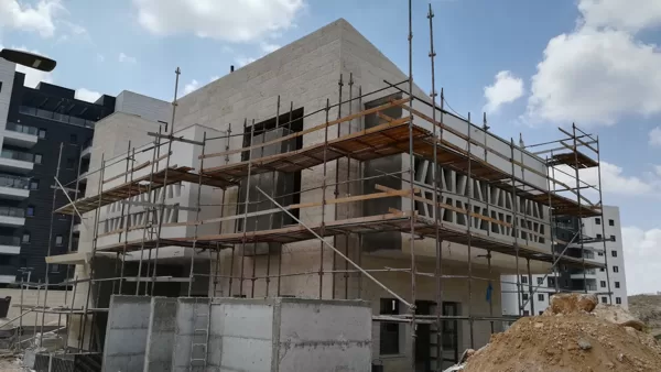 תיעוד תהליך בניית בית הכנסת