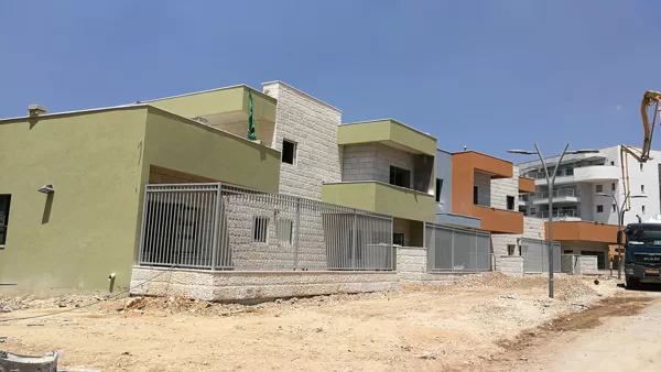 תיעוד תהליך בניית הגנים והמבנה הקהילתי