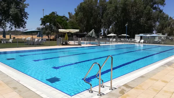 בריכת שחייה בקיבוץ עין השלושה