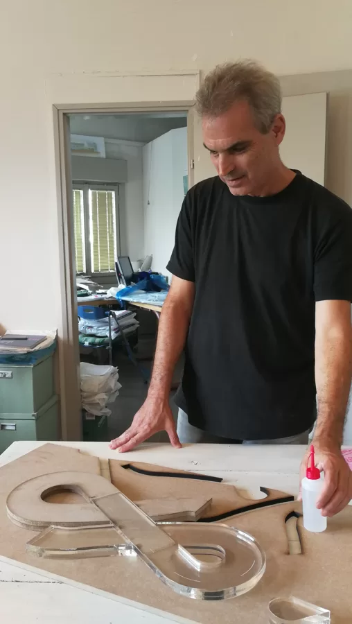 אודי קרמסקי מרכיב את קנקן "התקופה הכאלקוליתית"