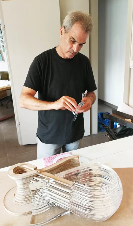 אודי קרמסקי מרכיב את קנקן "התקופה הכאלקוליתית"