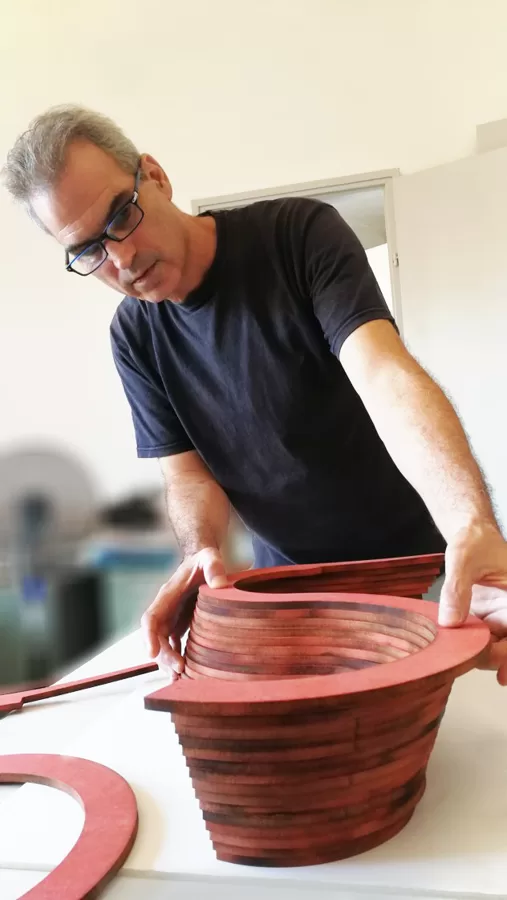 אודי קרמסקי מרכיב את גוף גביע כן, ע' סול- התקופה הכאלקוליתית