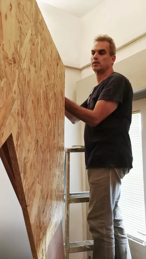 אודי קרמסקי בהרכבת מבנה "תא שירותים משפחתי אפשרי"