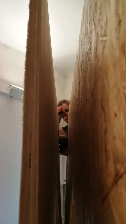 אודי קרמסקי בהרכבת מבנה "תא שירותים משפחתי אפשרי"