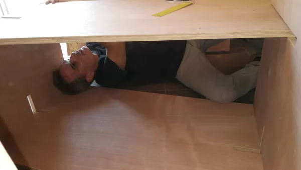 אודי קרמסקי בהרכבת שולחנות התערוכה, אותם תכנן במיוחד עבור התערוכה באותה תפיסה עיצובית