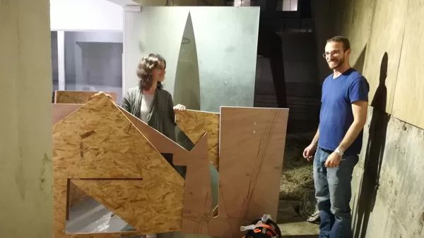 גת שריד וידידיה איש שלום בהקמת התערוכה בגלריה "פריסקופ"