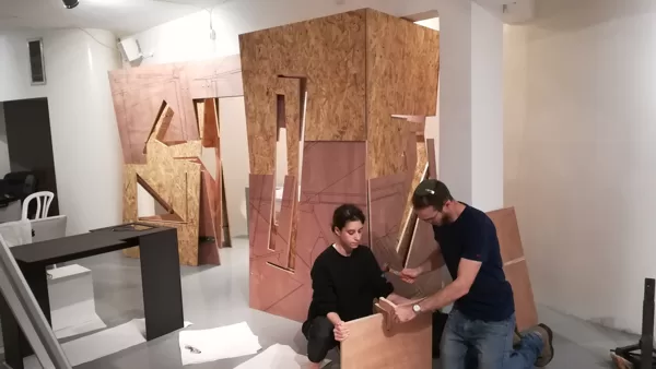 גת שריד וידידיה איש שלום מרכיבים שולחן בהקמת התערוכה בגלריה "פריסקופ"
