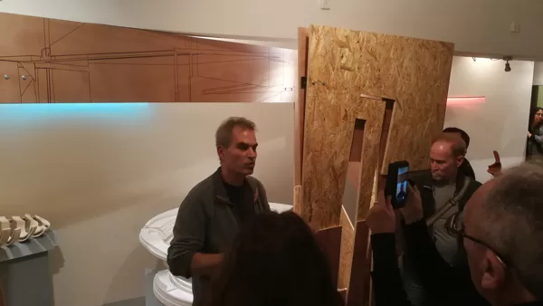 סיור בהדרכת אודי באירוע פתיחת התערוכה בגלריה "פריסקופ" לעיצוב עכשווי