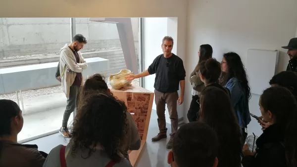 סיור בתערוכה לסטודנטים מהפקולטה לעיצוב במכון הטכנולוגי חולון H.I.T