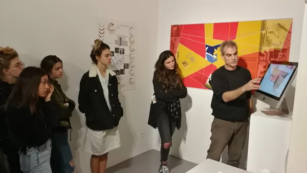 סיור בתערוכה לסטודנטים מהפקולטה לעיצוב במכון הטכנולוגי חולון H.I.T