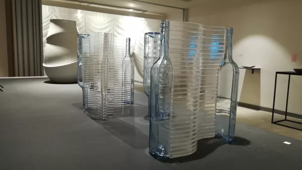 "חצאי הבקבוקים" מוצגים בתערוכת "שיבוש" - בגלריה "ויטרינה"