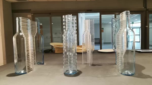 "חצאי הבקבוקים" מוצגים בתערוכת "שיבוש" - בגלריה "ויטרינה"